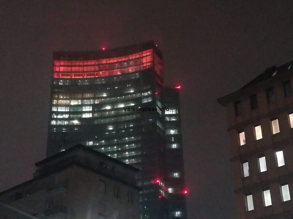 Violenza contro le donne, palazzi delle istituzioni illuminati di arancione regione lombardia palazzo arancione