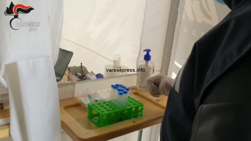 Vaccinazioni simulate a Napoli