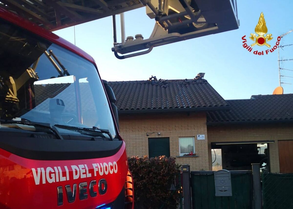 Ferno, tetto in fiamme.