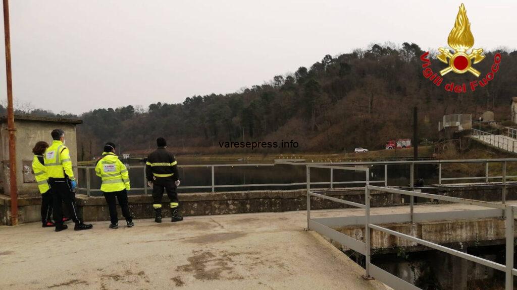 Somma Lombardo i Vigili del Fuoco stanno recuperando un cadavere