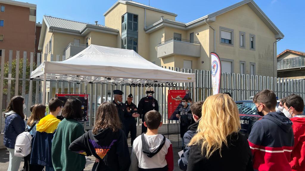 Studenti e carabinieri a Busto