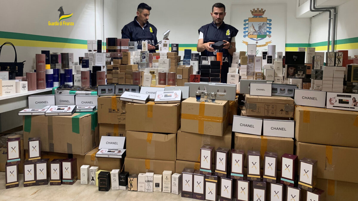 25 mila articoli di profumeria sequestrati dalla GDF in Lombardia