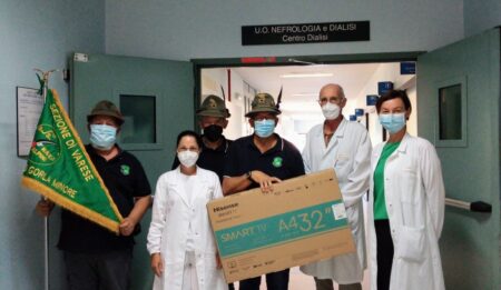 Gli Alpini donano televisori al reparto dialisi dell’Ospedale di Busto Arsizio