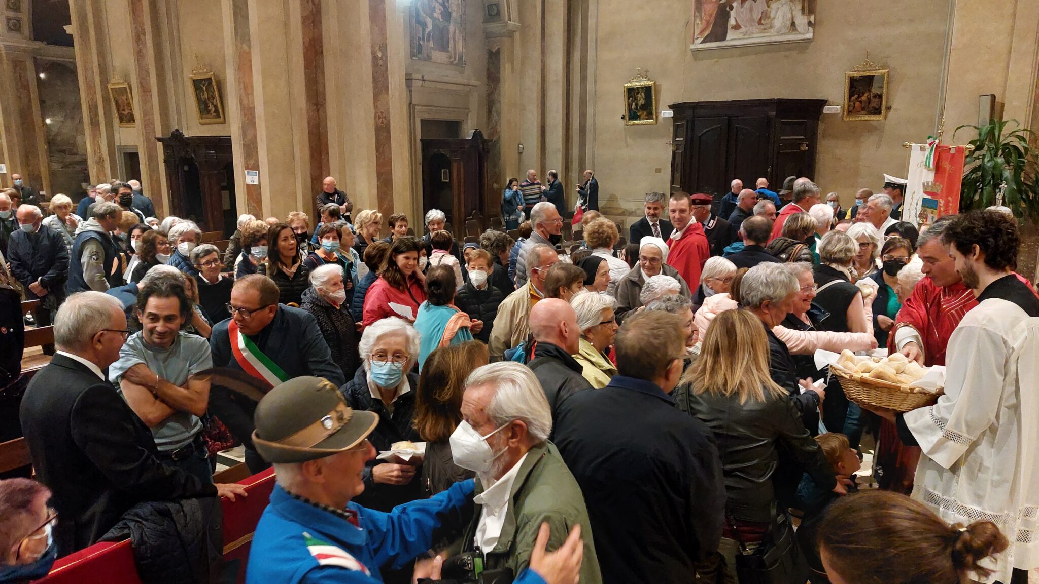 La Comunità di Tradate accoglie il nuovo parroco Don Fabio Turba La Comunità di Tradate accoglie il nuovo parroco Don Fabio Turba