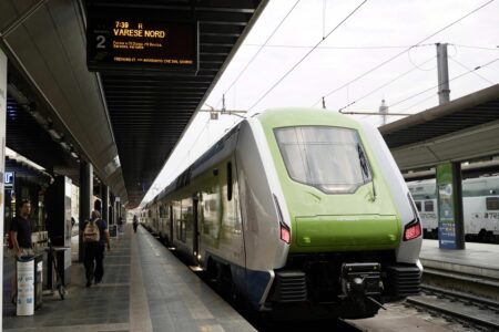 Due treni Caravaggio in servizio sulla Milano Cadorna-Varese Nord-Laveno Mombello