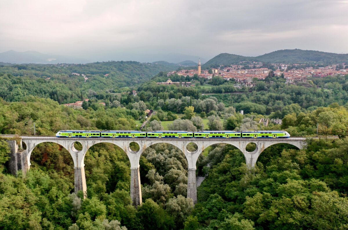 Due treni Caravaggio in servizio sulla Milano Cadorna-Varese Nord-Laveno Mombello