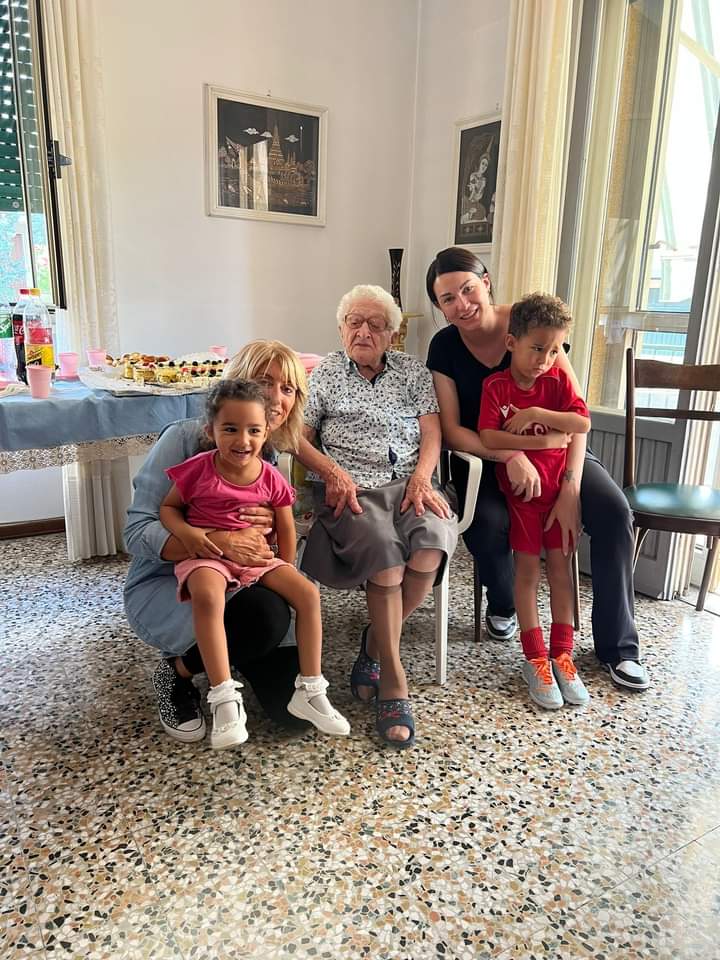 Fagnano Olona, festa per i 100 anni di Antonia Perego