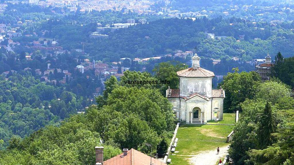 Parapendio finisce su un albero a Campo dei Fiori