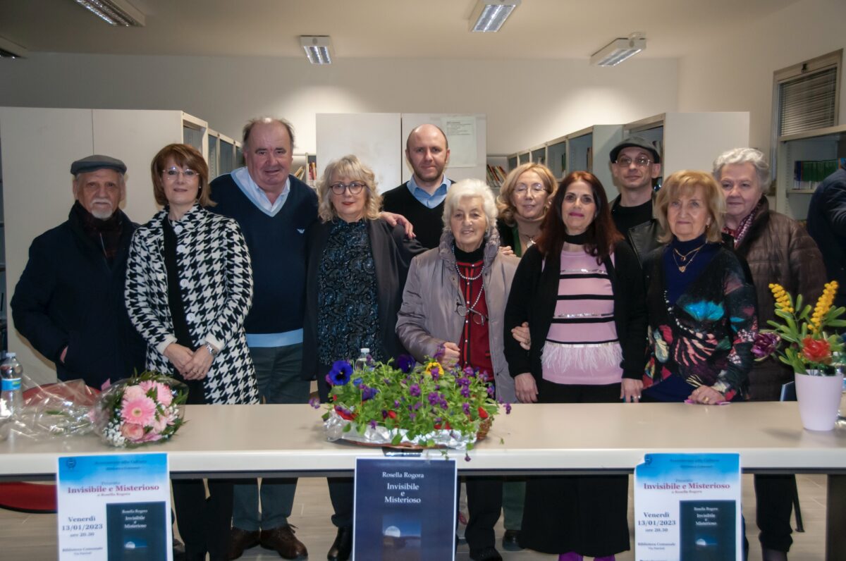Sala gremita a Solbiate per "Invisibile e Misterioso" di Rogora