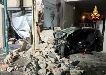 Cittiglio, auto distrutta contro un muro