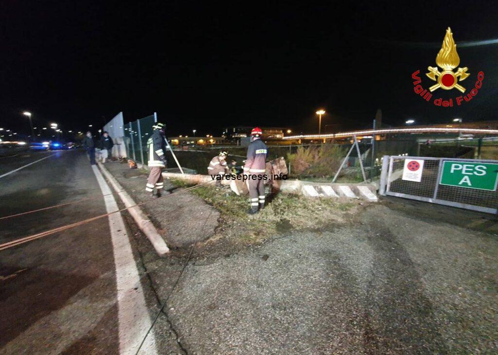 Cargo City di Malpensa: camion sfonda recinzione, in bilico sulla ferrovia Cargo City di Malpensa: camion sfonda recinzione, in bilico sulla ferrovia