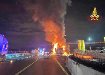 Camion a fuoco sull'autostrada A8. Disagi al traffico