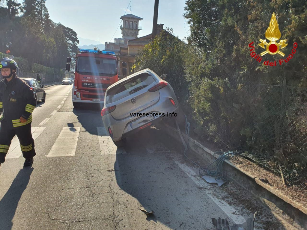 Luino, urta contro la recinzione