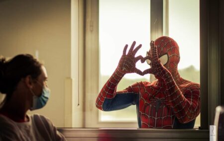 Presidente Fontana ringrazia lo Spiderman degli ospedali