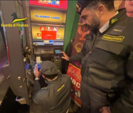 Slot machine, gestore bustocco si appropriava dei soldi