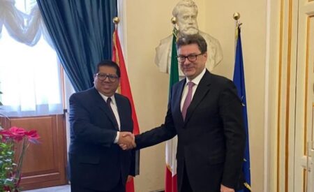 Italia-Perù, Giorgetti incontra il ministro dell’economia del Perù Alex Contreras