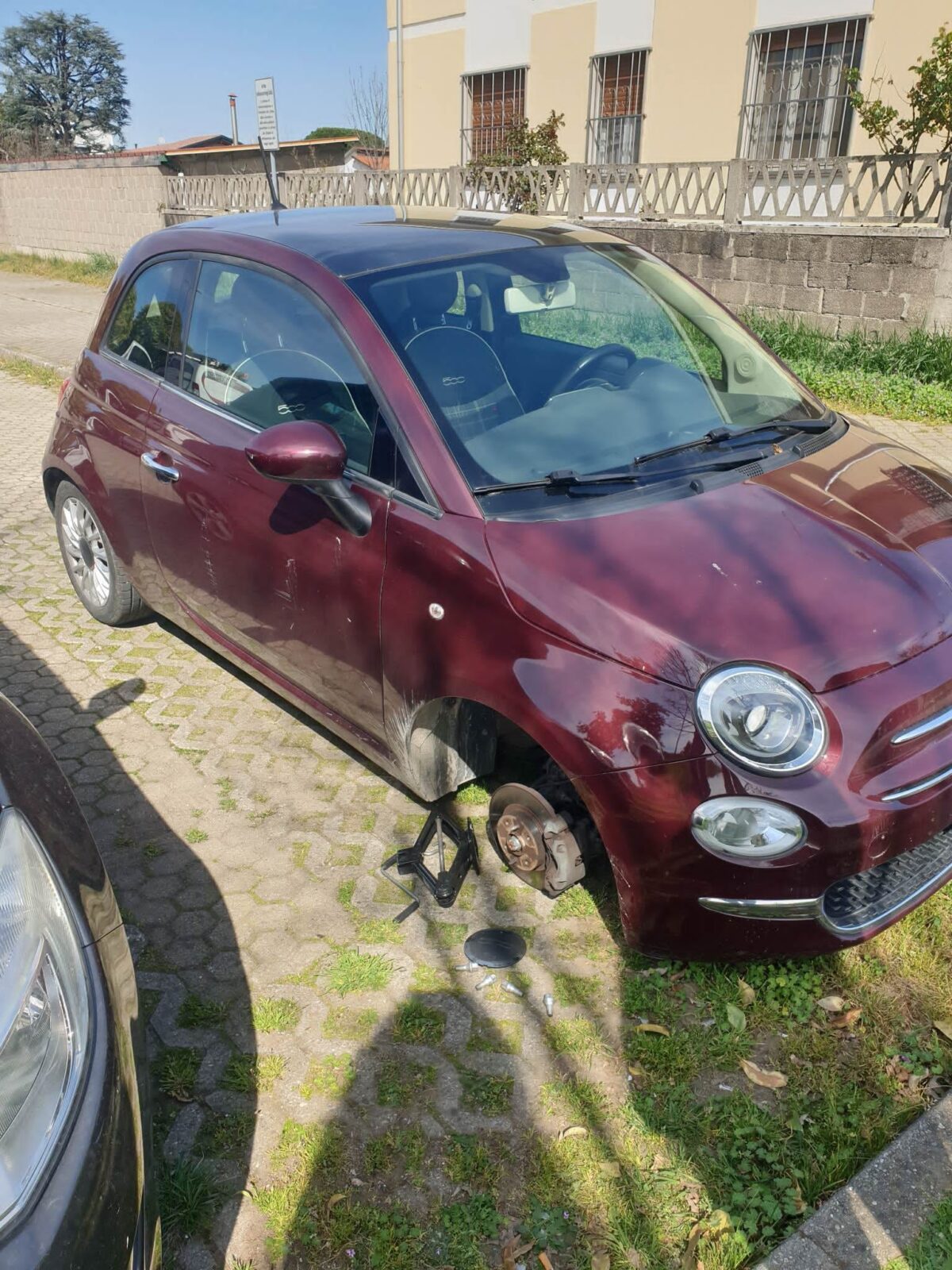Fagnano Olona, macchina senza ruota, rubata sulla provinciale