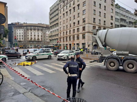 Milano, giovane travolta da betoniera
