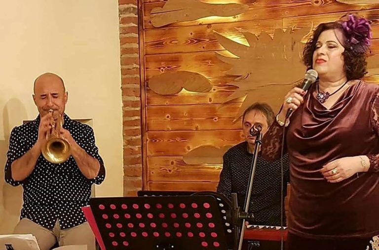 Manina Syoufi voce, Gianni Satta tromba e flicorno, Fabrizio Trullu pianoforte, Marco Gianotti contrabasso