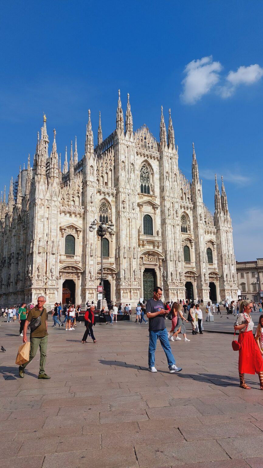 IClimber francesi scalano la guglia della "Madonnina" del Duomo di Milano