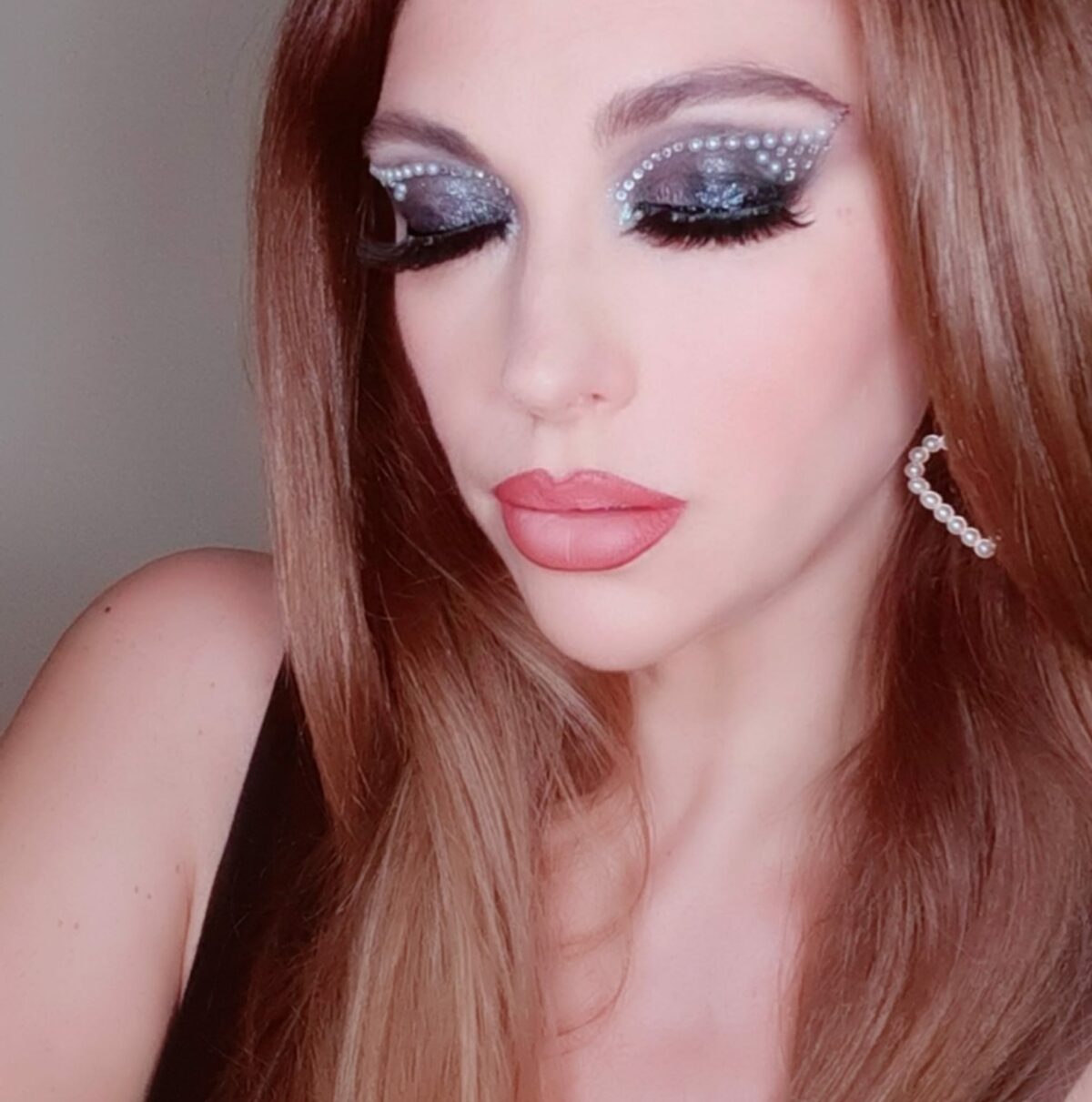 Make up total black con perline bianche... labbra nude