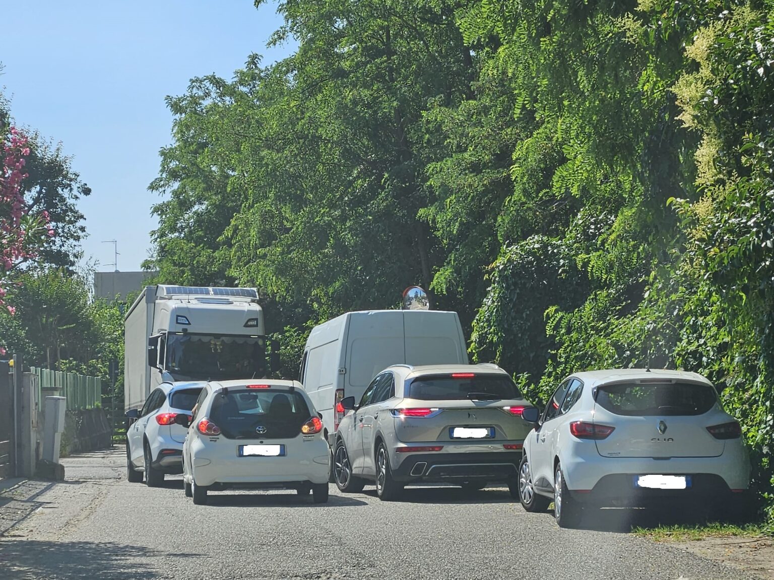 Parcheggio selvaggio, via Novellina e dintorni a Somma