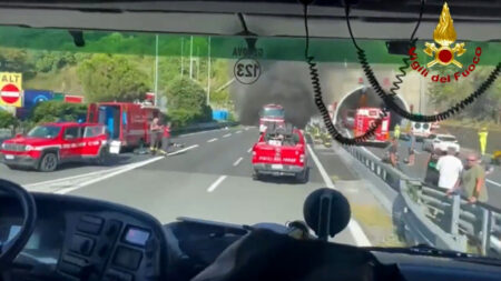 Pullman di turisti milanesi è bruciato in galleria sulla A12