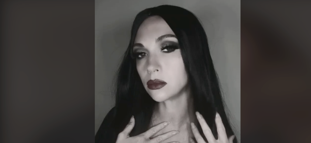 Per Halloween un make up da Morticia Addams