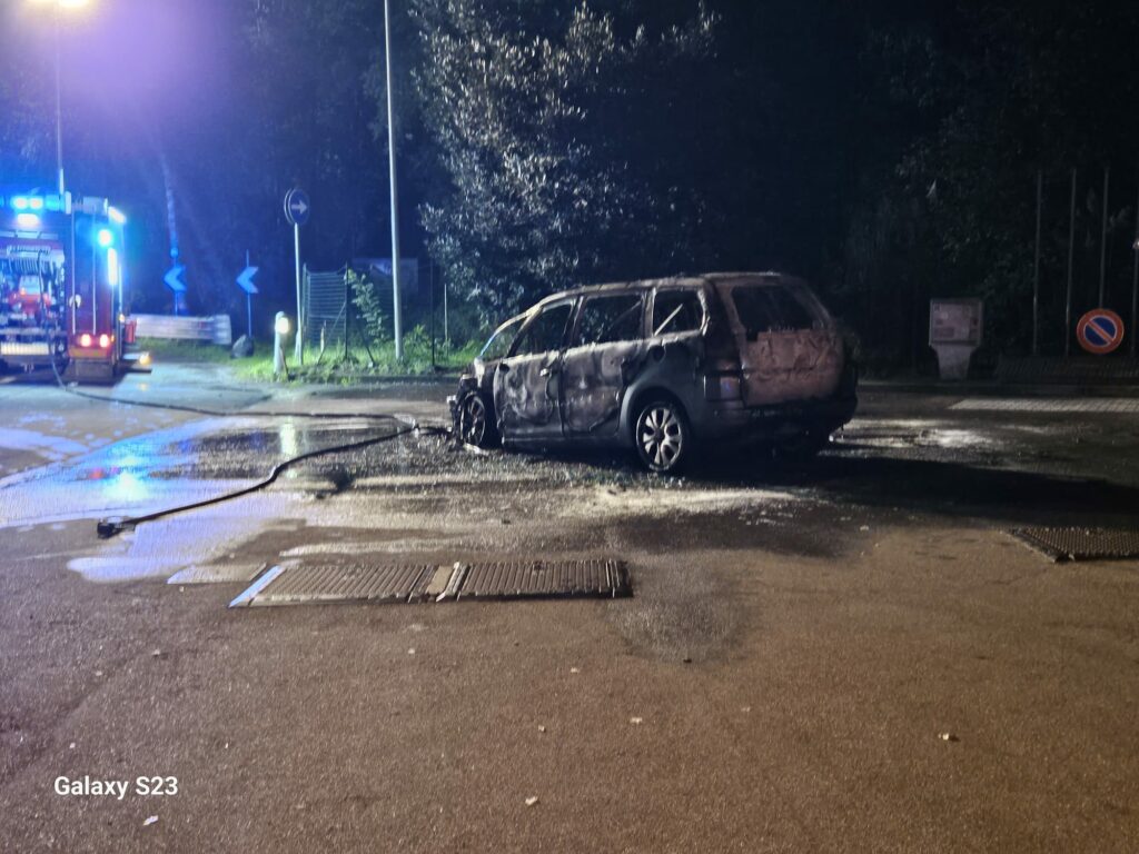 Malpensa, auto bruciata al distributore Malpensa, auto bruciata al distributore