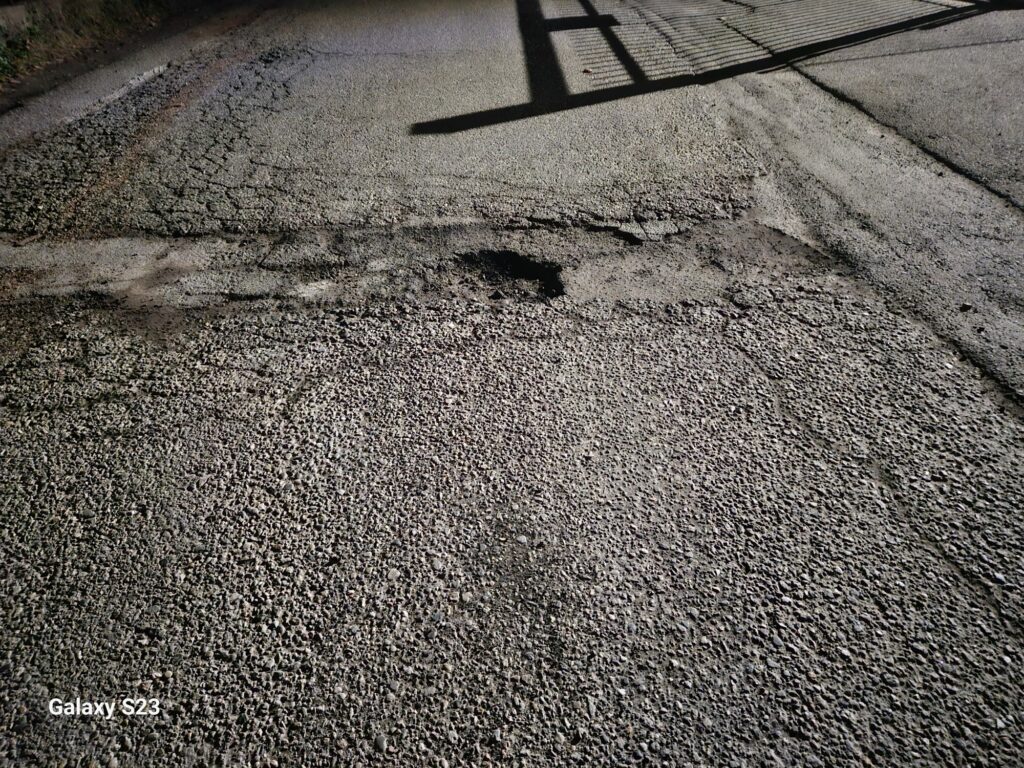 Somma. Buca enorme via Dalla Chiesa Somma. Buca enorme