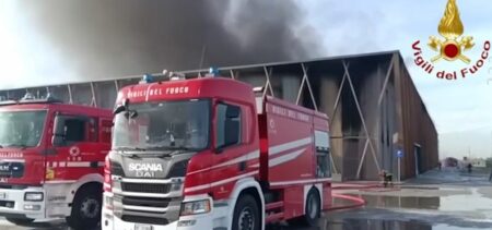 Incendio a Cavenago di Brianza: diossine in aria, ma in linea con la fase emergenziale Milano, 27 gennaio 2024 - L'incendio che ha devastato un capannone