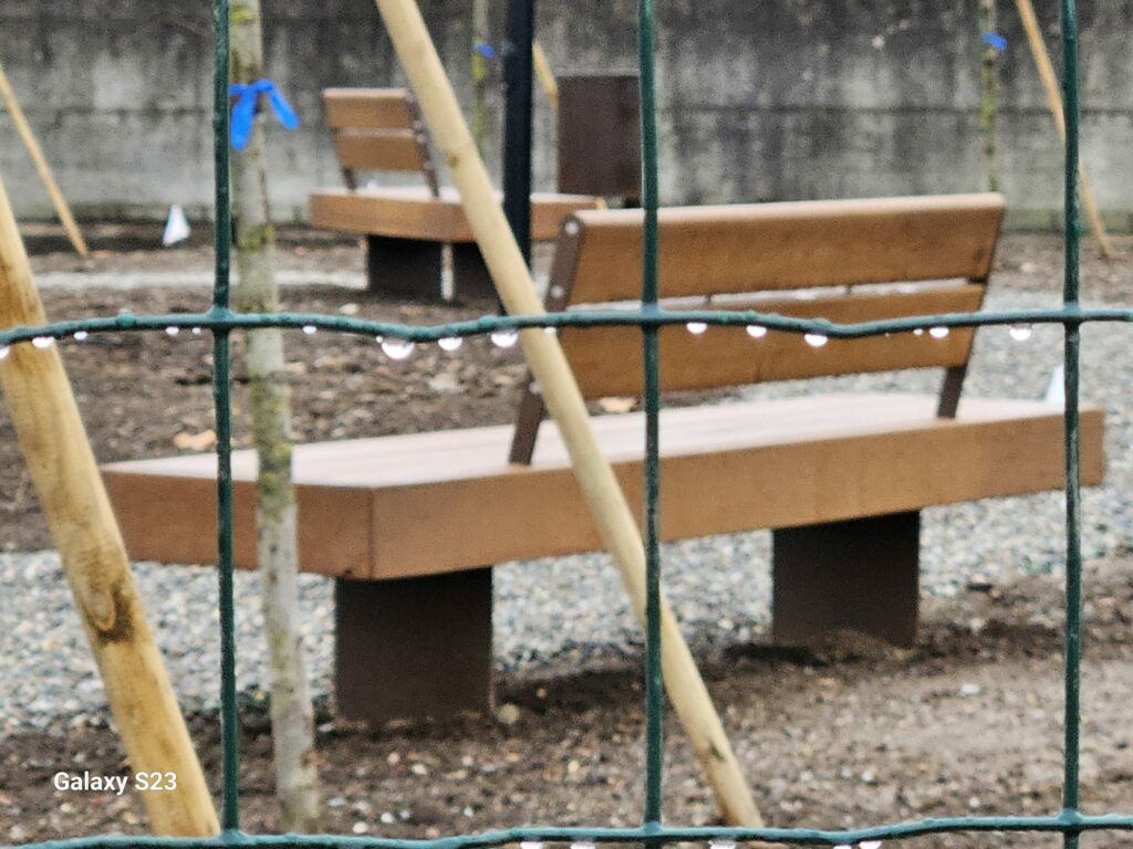 Panchine rubate, sostituite a Somma