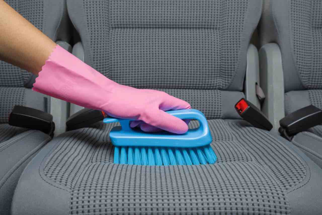 Come pulire i sedili dell'auto? Questo trucco fa al caso tuo