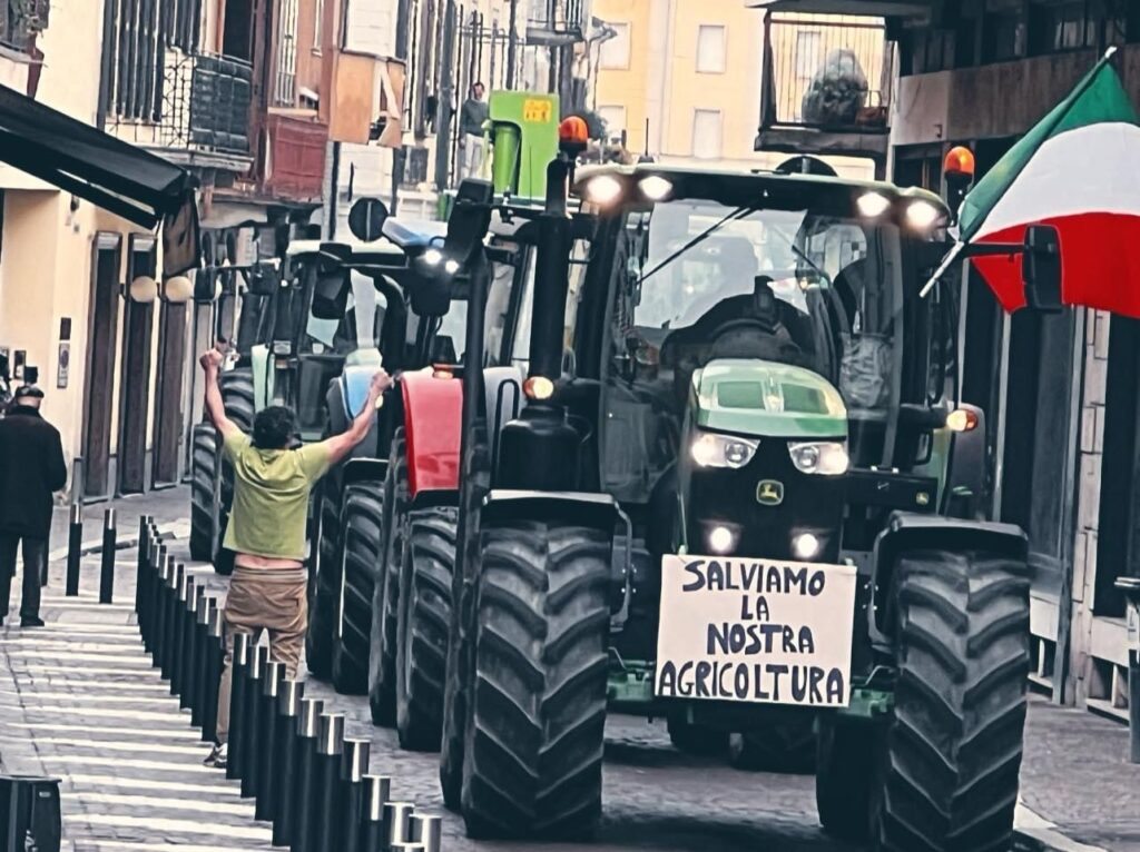 Agricoltori lombardi e piemontesi: richieste all'Ue Un documento con le richieste degli agricoltori di Pavia, Novara e Vercelli è stato consegnato alla Regione Lombardia e al vicepresidente del Senato Gian Marco Centinaio.