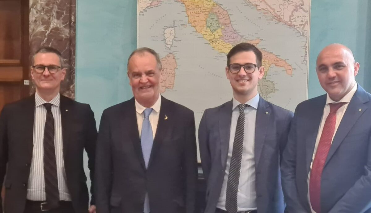 Calderoli. Incontro chiave  su Autonomia e Sviluppo Montano a Roma La Commissione speciale "Autonomia" ha tenuto un incontro significativo a Roma con il Ministro Roberto Calderoli. Tre temi principali: autonomia differenziata