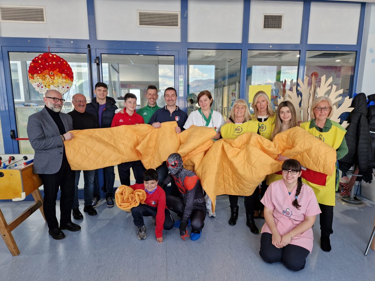 Ternatese Calcio: un calcio solidale per l'Epifania 32 società e 347 bambini hanno partecipato al Trofeo della Befana organizzato dalla Ternatese Calcio. Un evento che unisce lo sport alla solidarietà: il ricavato è stato devoluto a Il Ponte del Sorriso per donare 70 copertine alla Pediatria di Varese. Sport e solidarietà, una coppia vincente