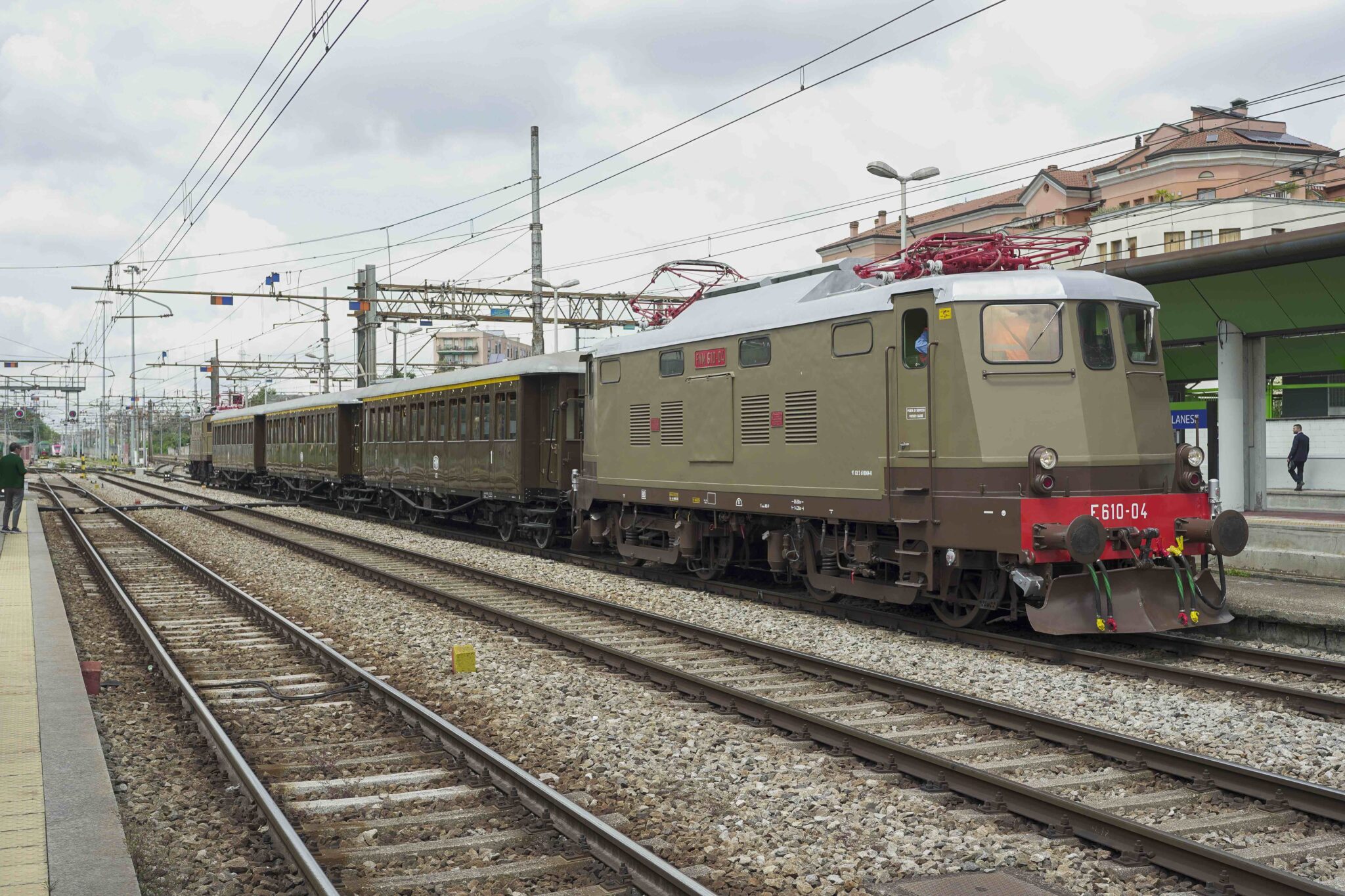 San Zeno Naviglio, 2 persone travolte dal treno