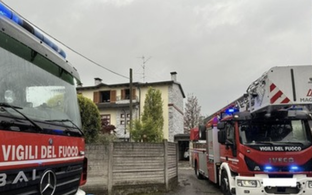 Fagnano Olona, tetto in fiamme