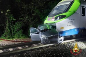 Brescia, auto travolta dal treno
