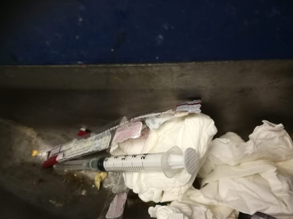 Siringhe sul Malpensa Express, preoccupazione Siringhe sul treno, passeggeri spaventati per il ritrovamento Siringhe e droga un flagello che attanaglia il territorio e le stazioni ferroviarie, da tempo.