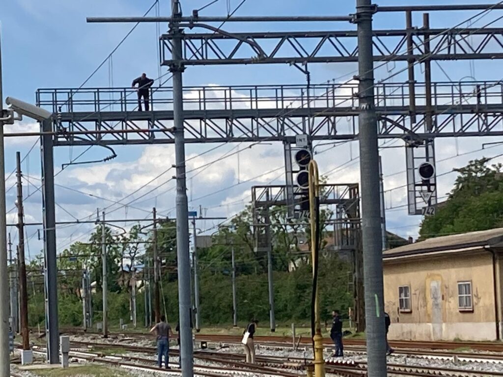 Busto, tenta suicidio