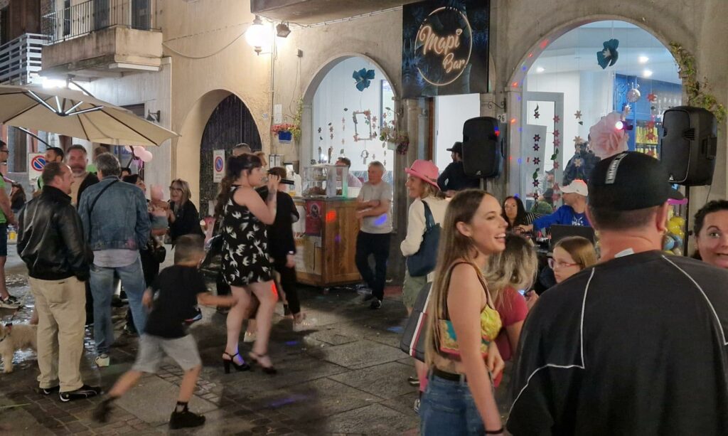 Trecate, successo della “Notte Rosa” Trecate, successo della "Notte Rosa"