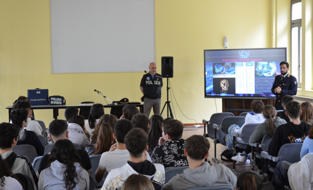 Gallarate, a scuola con la Polizia