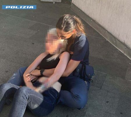 Como, poliziotta salva donna