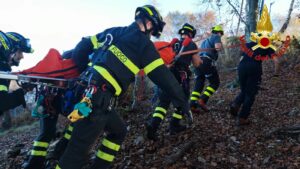 Ranco, ciclista nel torrente 