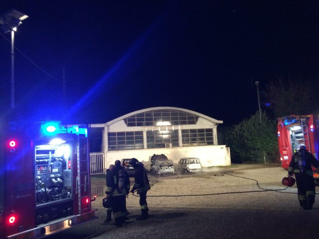 Tradate: incendio in un deposito di auto Tradate: incendio in un deposito di auto