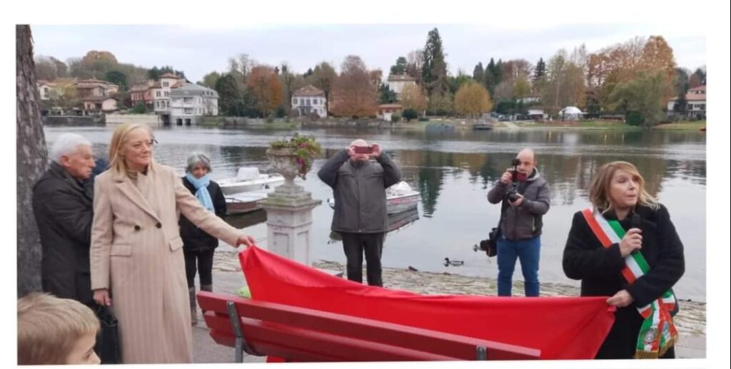 Inaugurata la Panchina Rossa sul lungofiume