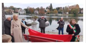 Inaugurata la Panchina Rossa sul lungofiume 