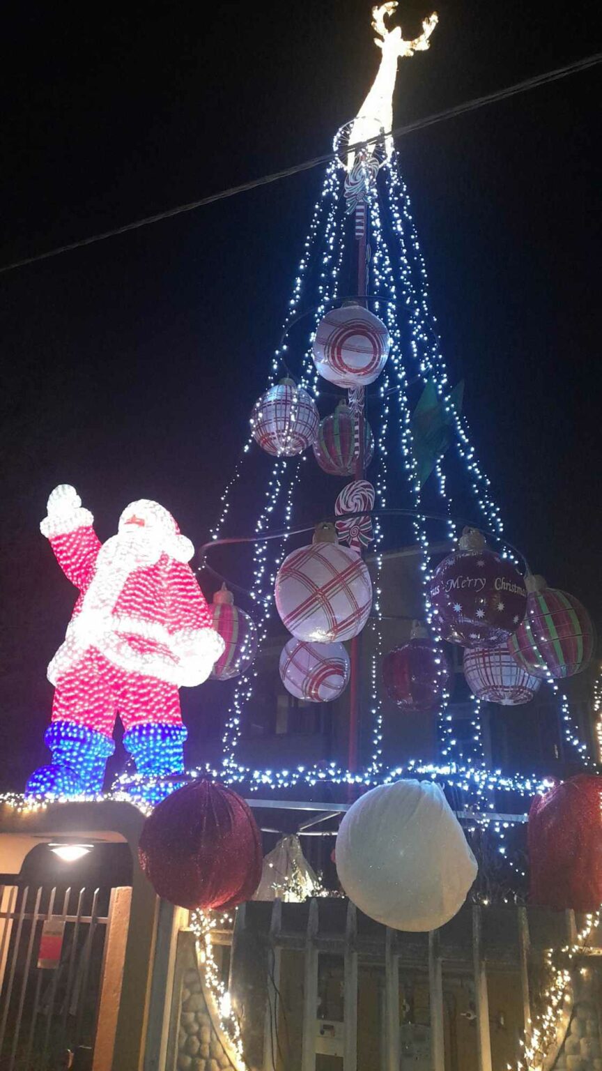 Fagnano Olona, stupenda casa di Babbo Natale in allestimento