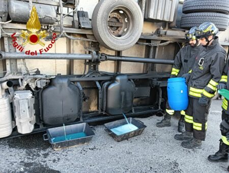 Cislago: ribaltamento di camion